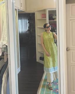 Hania Aamir feet photo thumbnail