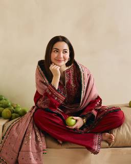 Hania Aamir feet photo thumbnail