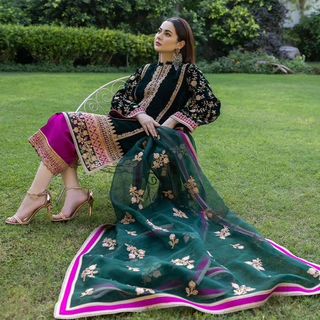 Hania Aamir feet photo thumbnail