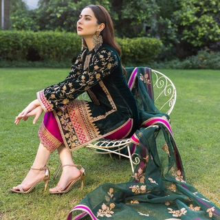Hania Aamir feet photo thumbnail