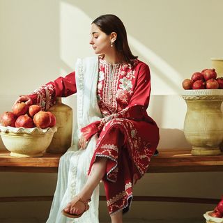 Hania Aamir feet photo thumbnail