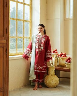 Hania Aamir feet photo thumbnail