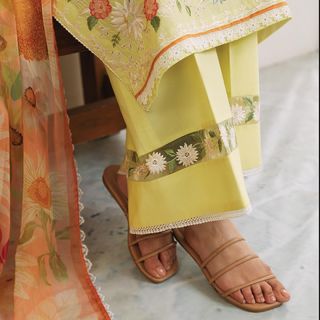 Hania Aamir feet photo thumbnail