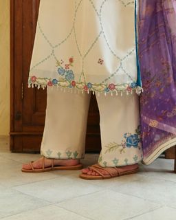 Hania Aamir feet photo thumbnail