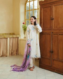 Hania Aamir feet photo thumbnail