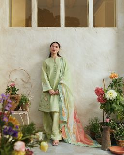 Hania Aamir feet photo thumbnail