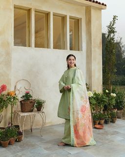 Hania Aamir feet photo thumbnail