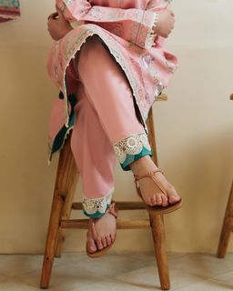 Hania Aamir feet photo thumbnail