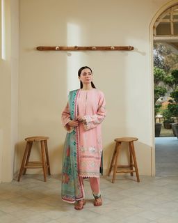 Hania Aamir feet photo thumbnail