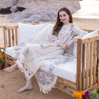 Hania Aamir feet photo thumbnail