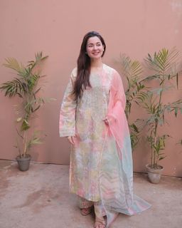 Hania Aamir feet photo thumbnail