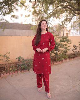 Hania Aamir feet photo thumbnail