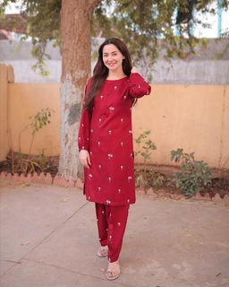 Hania Aamir feet photo thumbnail