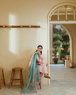 Hania Aamir feet photo thumbnail