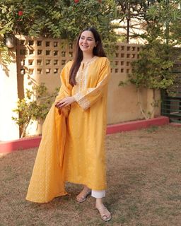 Hania Aamir feet photo thumbnail