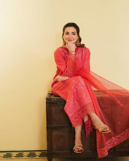 Hania Aamir feet photo thumbnail