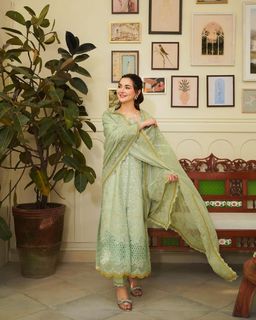 Hania Aamir feet photo thumbnail