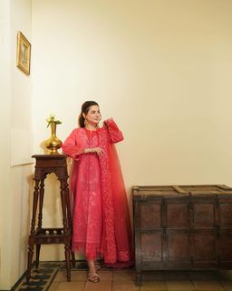 Hania Aamir feet photo thumbnail
