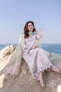 Hania Aamir feet photo thumbnail