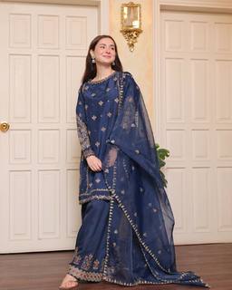 Hania Aamir feet photo thumbnail