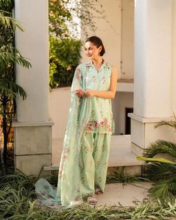 Hania Aamir feet photo thumbnail
