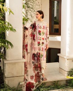 Hania Aamir feet photo thumbnail