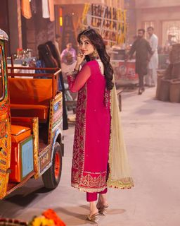 Hania Aamir feet photo thumbnail