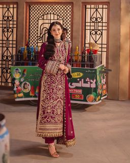 Hania Aamir feet photo thumbnail