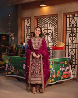 Hania Aamir feet photo thumbnail