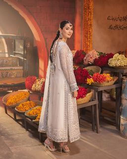 Hania Aamir feet photo thumbnail