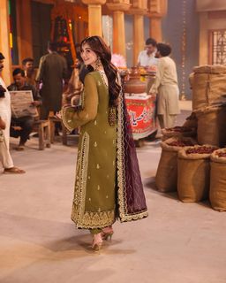 Hania Aamir feet photo thumbnail