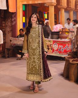 Hania Aamir feet photo thumbnail
