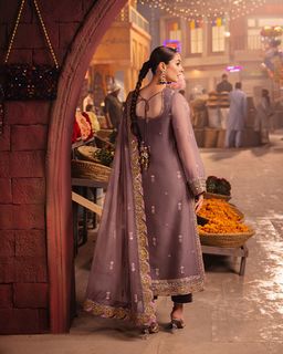 Hania Aamir feet photo thumbnail