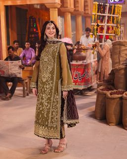 Hania Aamir feet photo thumbnail
