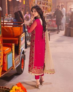 Hania Aamir feet photo thumbnail