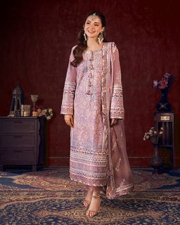 Hania Aamir feet photo thumbnail