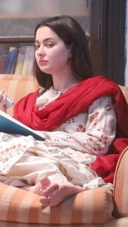 Hania Aamir feet photo thumbnail