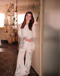 Hania Aamir feet photo thumbnail