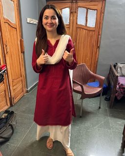 Hania Aamir feet photo thumbnail