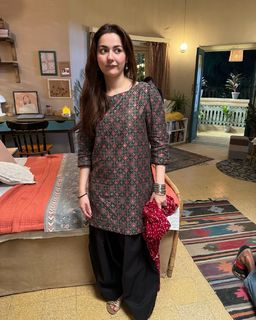 Hania Aamir feet photo thumbnail