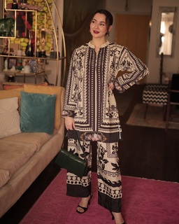 Hania Aamir feet photo thumbnail