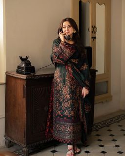Hania Aamir feet photo thumbnail