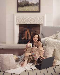 Hania Aamir feet photo thumbnail