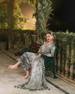 Hania Aamir feet photo thumbnail