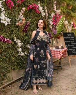 Hania Aamir feet photo thumbnail