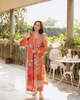 Hania Aamir feet photo thumbnail