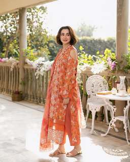 Hania Aamir feet photo thumbnail