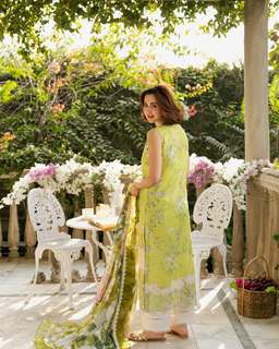 Hania Aamir feet photo thumbnail