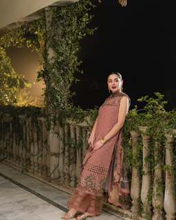 Hania Aamir feet photo thumbnail