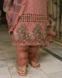 Hania Aamir feet photo thumbnail